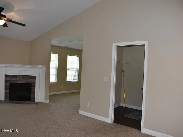 301 York Ln — Photo 10
