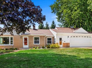 227 Park Crest Dr, Thiensville, WI 53092
