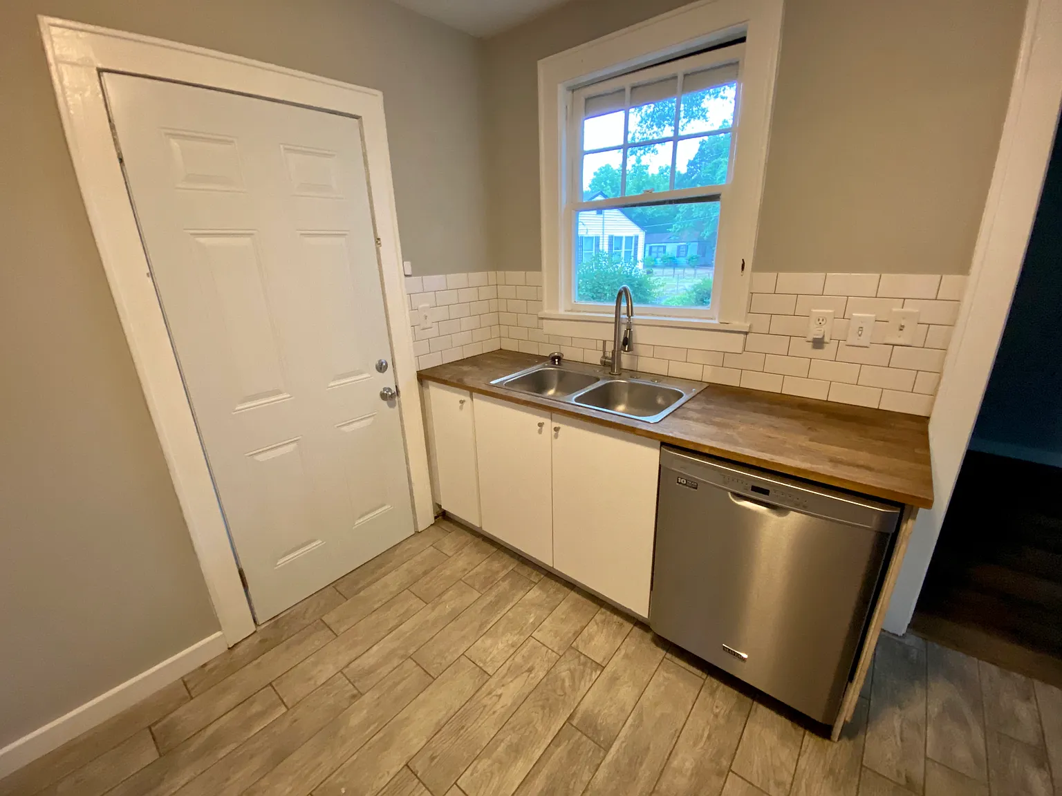 2310 Aintree Avenue — Photo 2