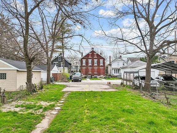 3rd image of 882 Gilbert St