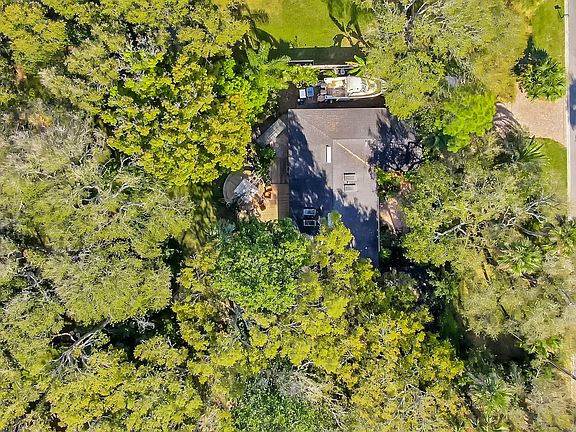 4th image of 335 Country Club Ln