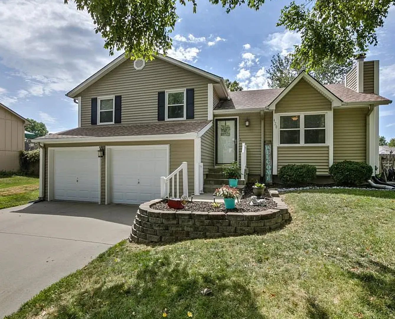 Picture-Perfect Home in the Heart of Lee's Summit! — Photo 1