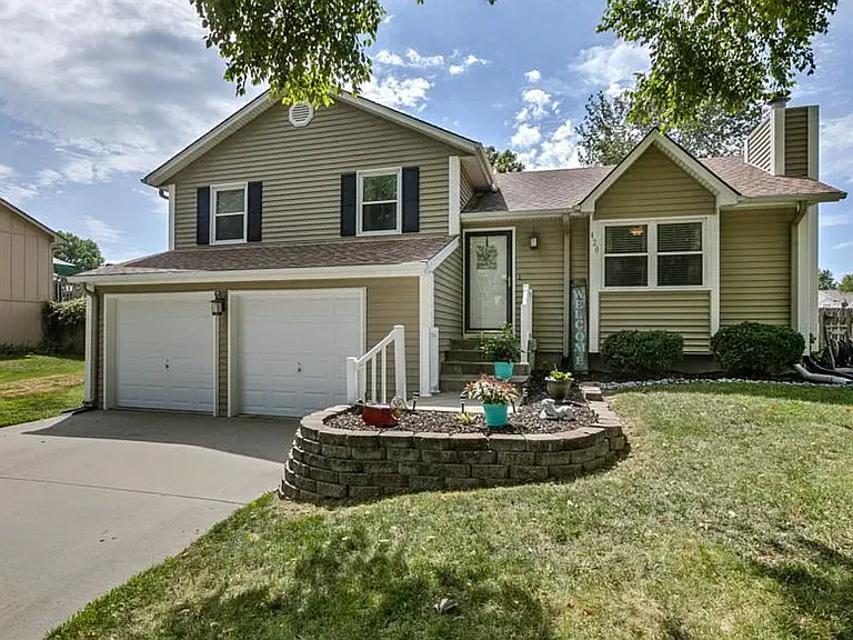 420 SE Onyx Dr — Photo 1