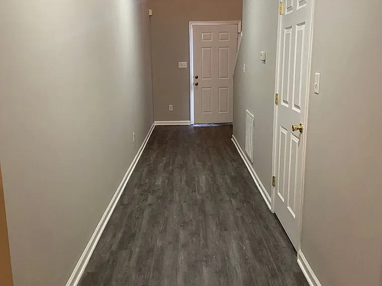 221 Hanover Ct — Photo 7