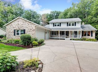 458 E Pioneer Trl, Aurora, OH 44202