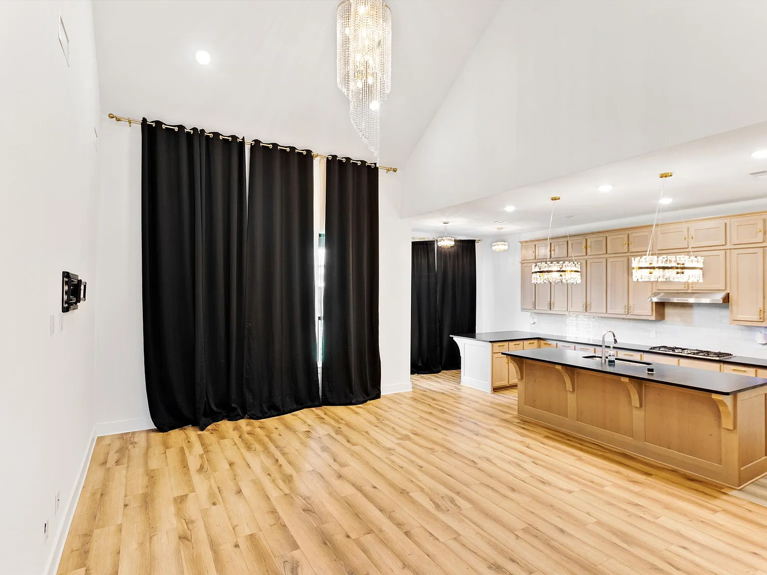 4 bed, 2741 sqft, $3,000 — Photo 4