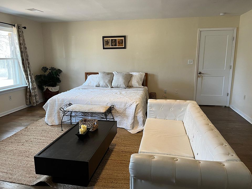 Earth room: Full studo with sitting area, bedroom, full bathroom, private entry