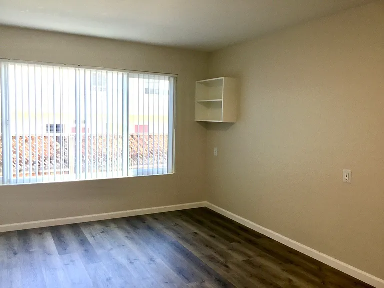 470 Apartments — Photo 16