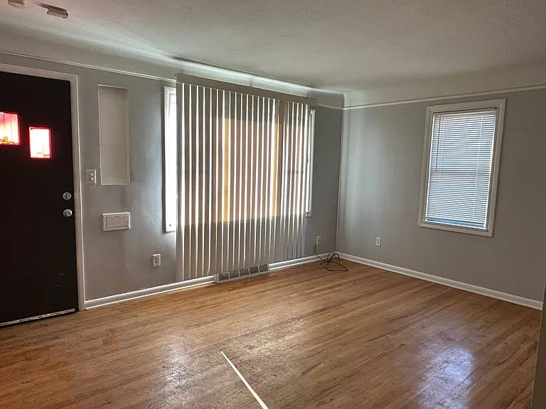 11018 Peony Ave — Photo 2