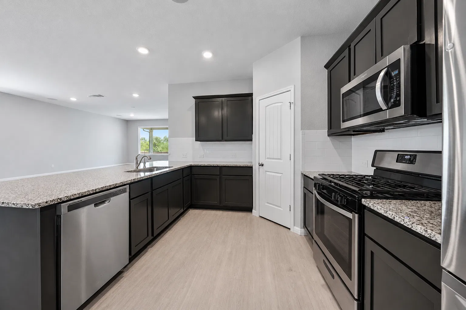 4 bed, 1922 sqft, $2,450 — Photo 4