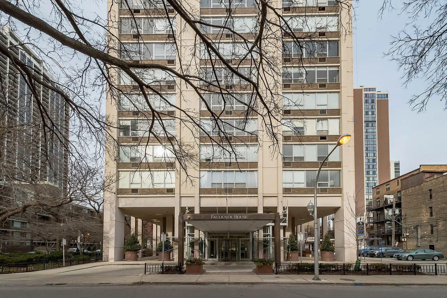 70 W Burton Pl APT 901F photo 1