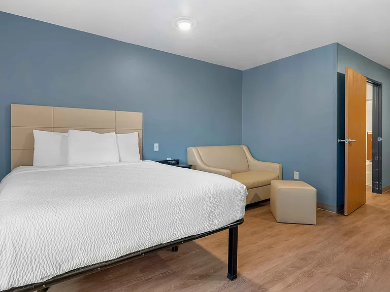 Deluxe Studio - 1 Queen Bed