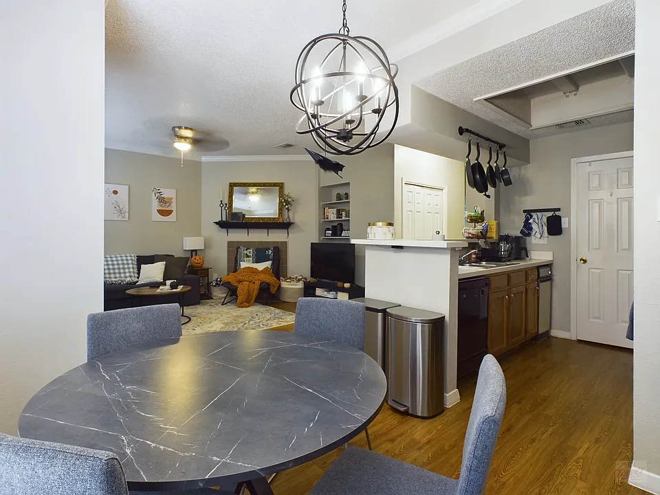 915 W 23rd St #104