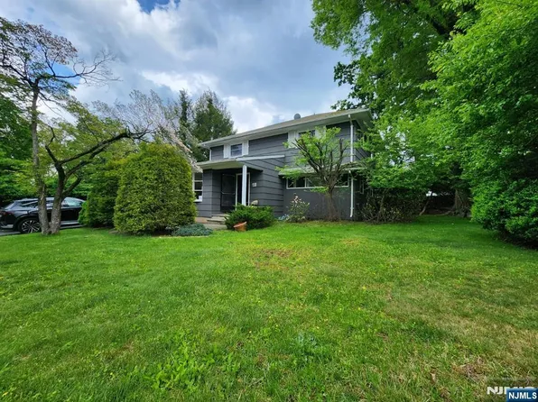 20 Elmwood Ter, Cresskill, NJ 07626