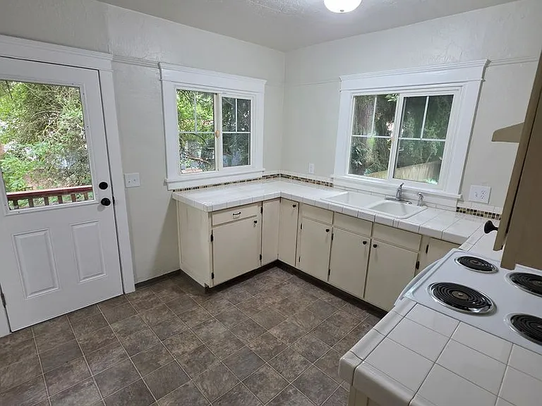 340 N Grove Ct — Photo 12
