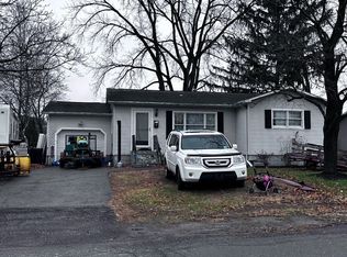 28 Thoroughbred Ln, Albany, NY 12205