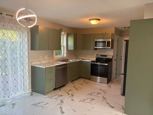 1077 Thorndale Ave — Photo 4