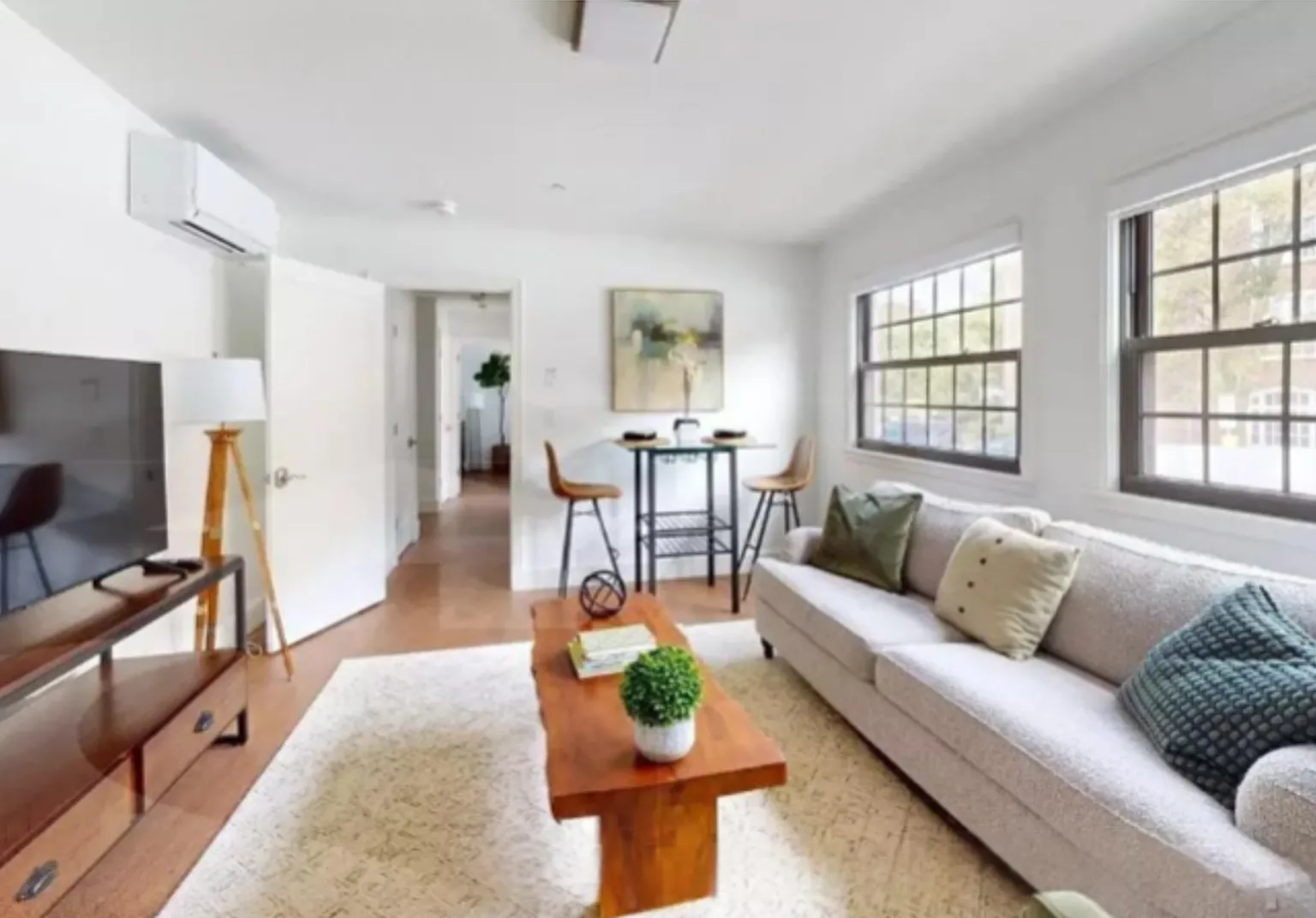 Mass Ave - Harvard Square - one bedroom 614sf apartment — Photo 2