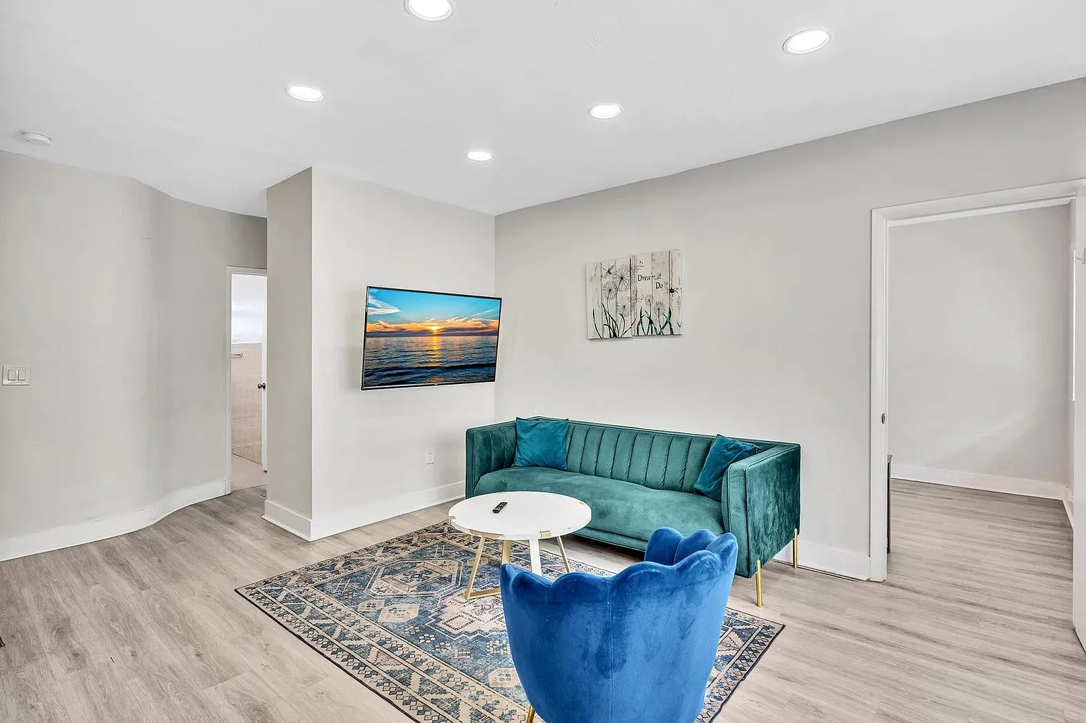 2 bed, 1.0 bath, 990 sqft, $5,328 — Photo 2