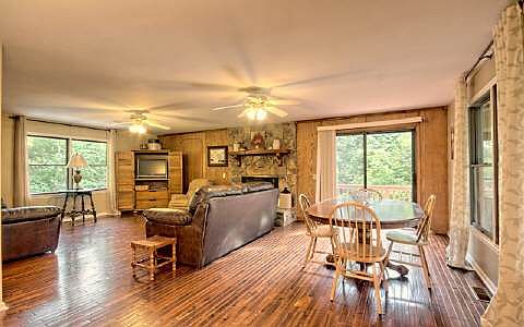 4th image of 401 Mountain Dr N