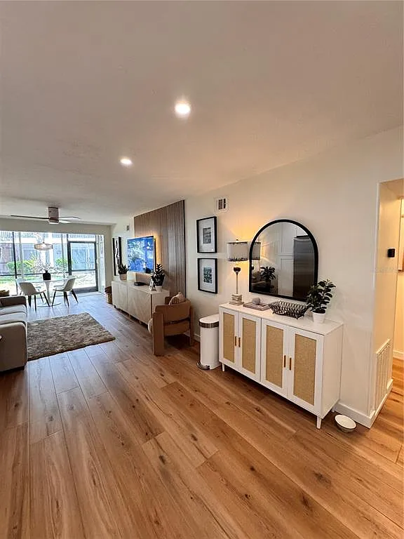 2 bed, 2.0 bath, 1012 sqft, $8,500 — Photo 4