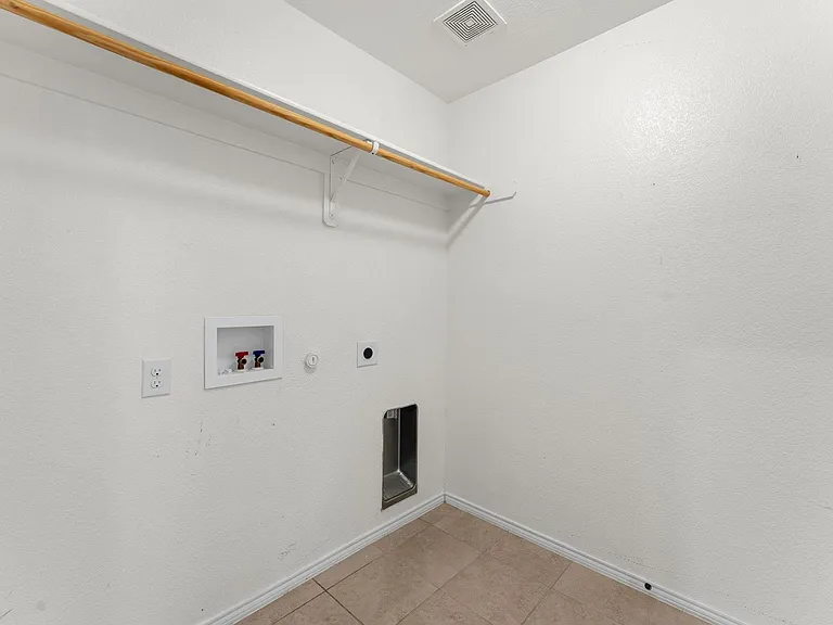 2120 Blakely Ct — Photo 24