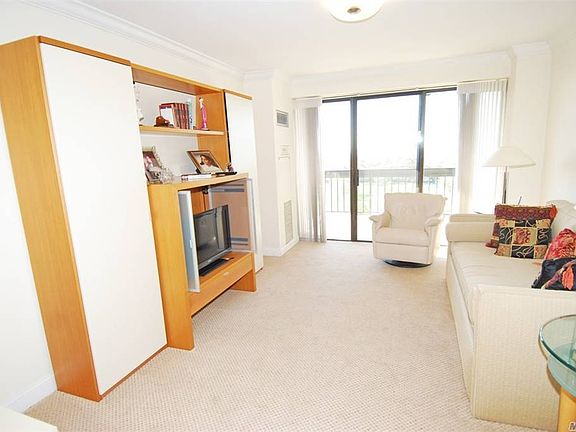 4th image of 27010 Grand Central Pkwy APT 19N
