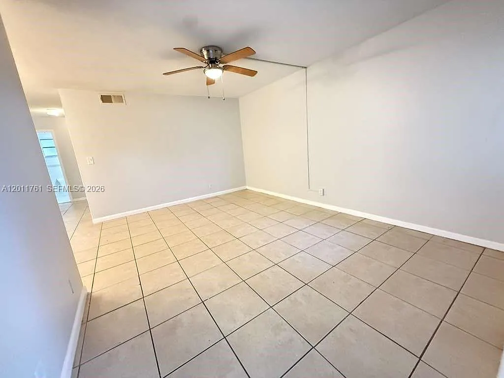 Building Photo - 606 S C St #103