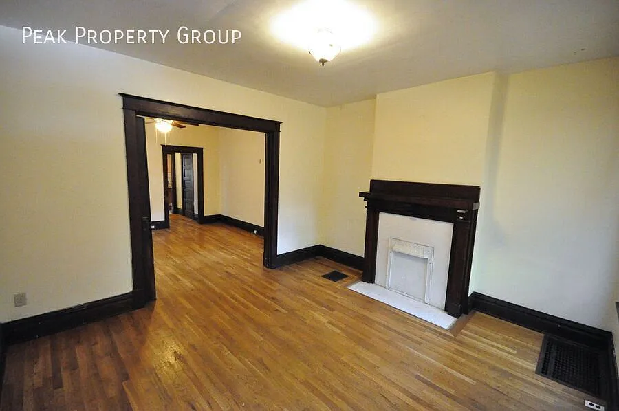 Building Photo - 2074 Summit St #2078