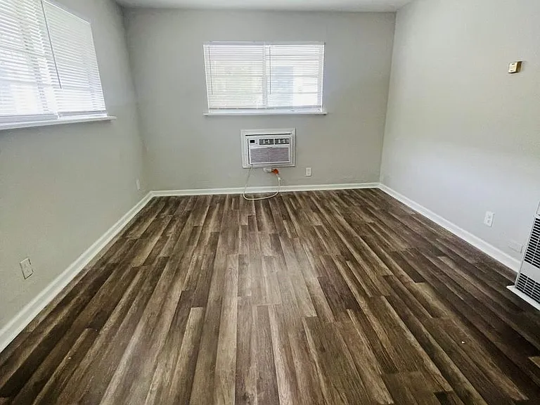 306 N Jackson St — Photo 15