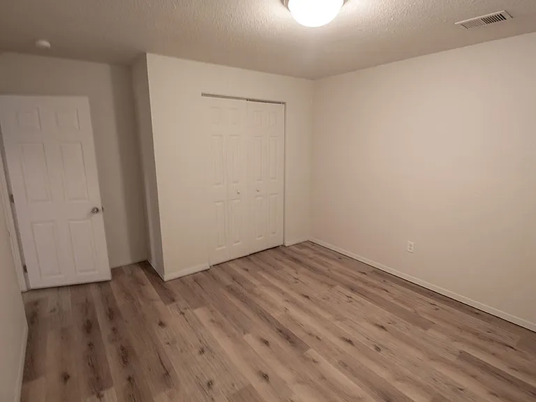 1007 W Ash St — Photo 28
