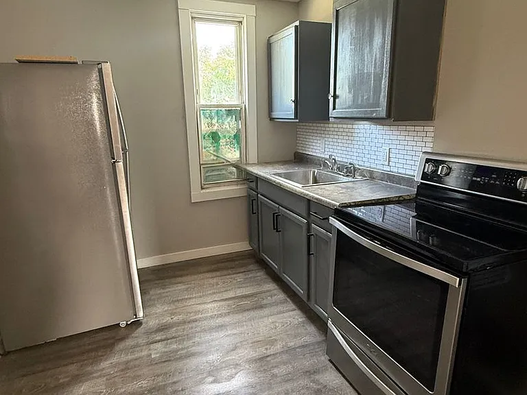 806 Broad St — Photo 5