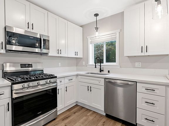 2nd image of 3122 Rockview Pl APT B