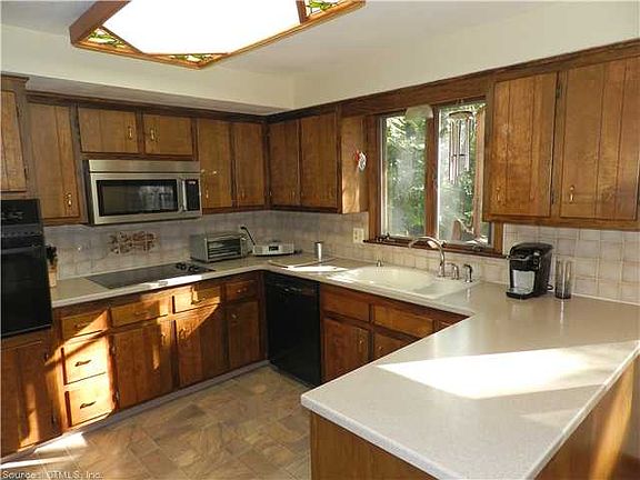 3rd image of 19 Briarwood Ln