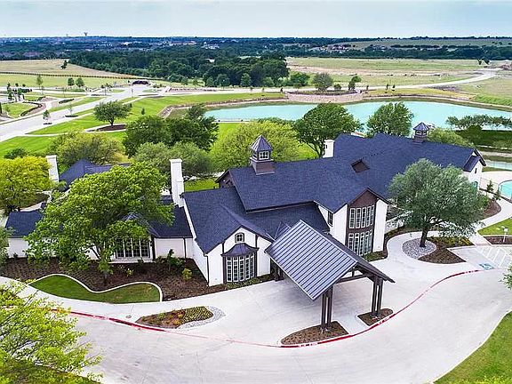 Mustang Lakes clubhouse