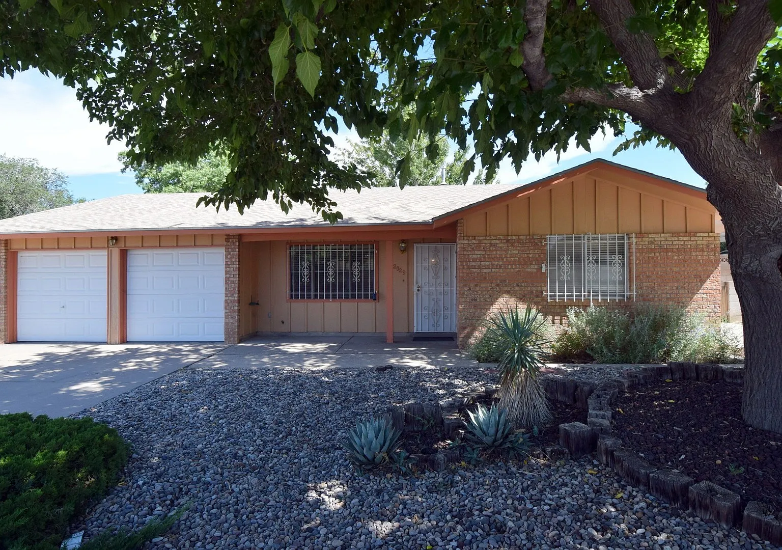 3 bed, 2 bath, 2 living areas, Great Location! — Photo 1