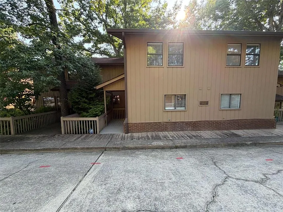 1702 Pine Tree Dr