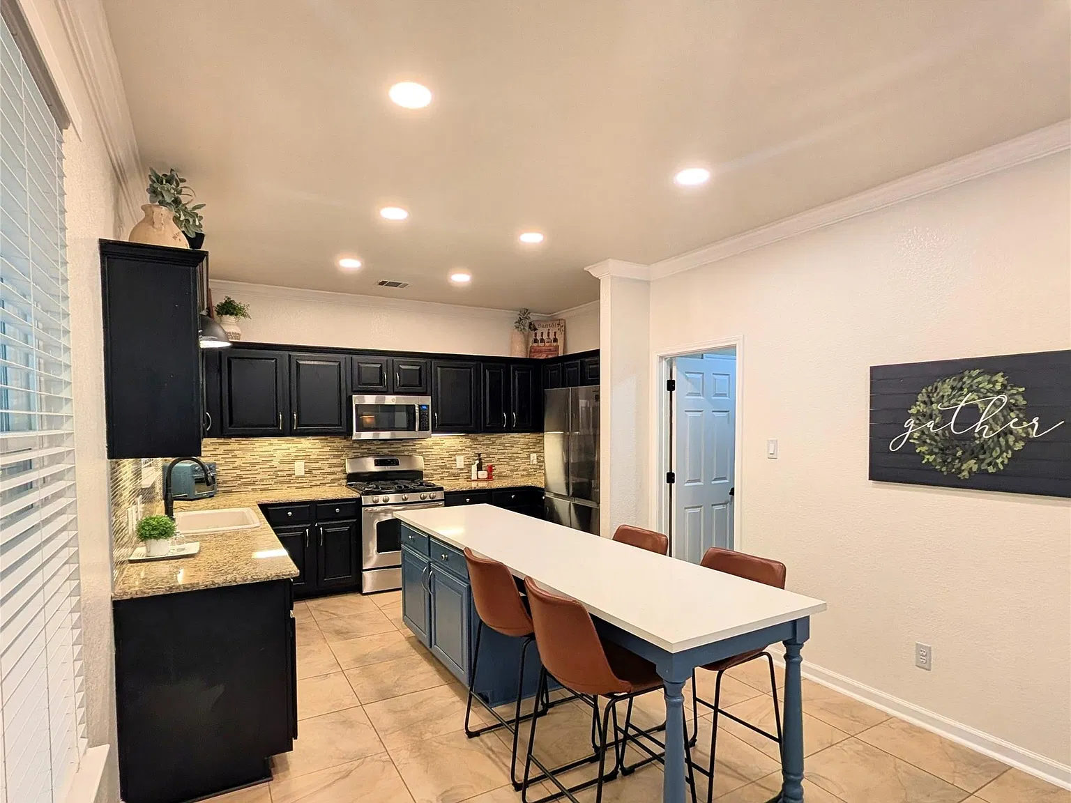 4 bed, 2.5 bath, 2773 sqft, $3,000 — Photo 4