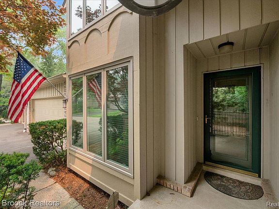 2nd image of 1180 Glenpointe Ct