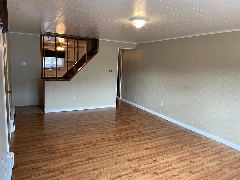 240 E Holland St — Photo 5