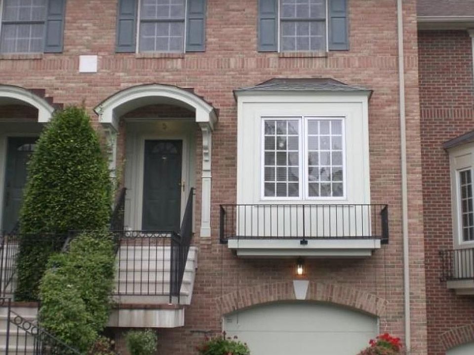 1st image of 5 Rockford Mews Ct