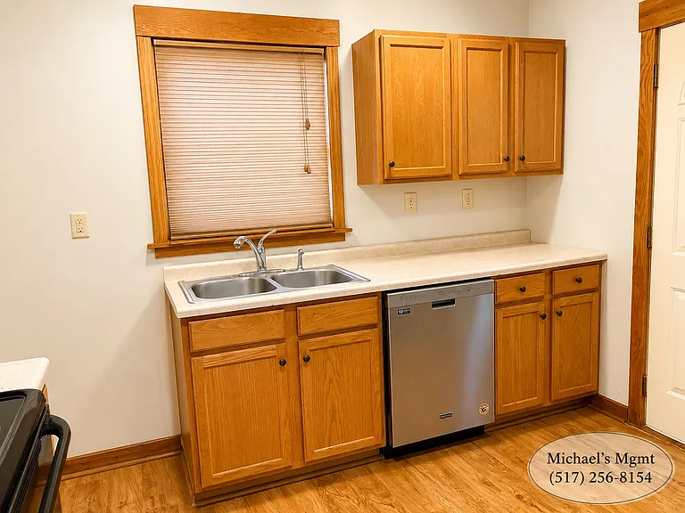 404 Leslie St — Photo 8