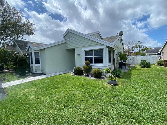 3rd image of 1101 SW 111th Terrace