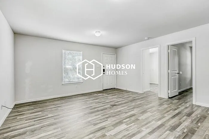 3 bed, 1.0 bath, 836 sqft, $955 — Photo 4