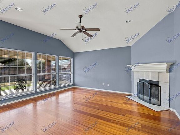 3rd image of 1025 Windsor Dr