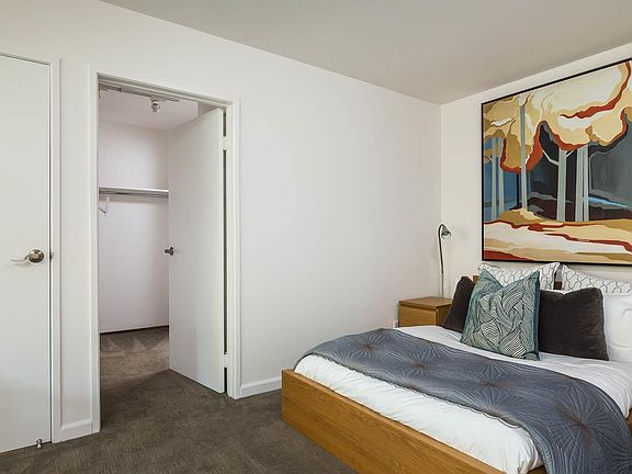 5th image of 928 Peninsula Ave APT 403