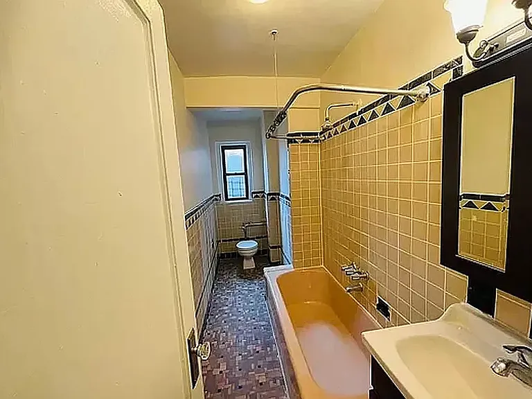 782 E 32nd St #C1 — Photo 5