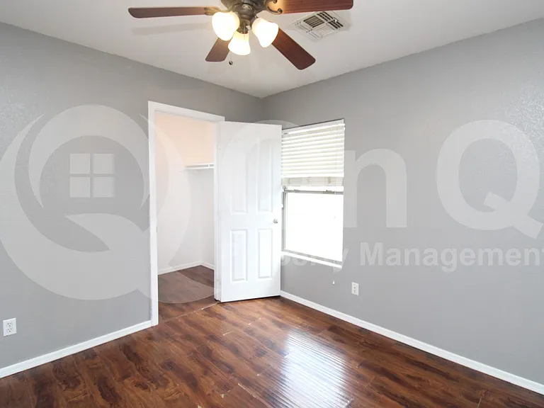 7644 S 64th Ln — Photo 8