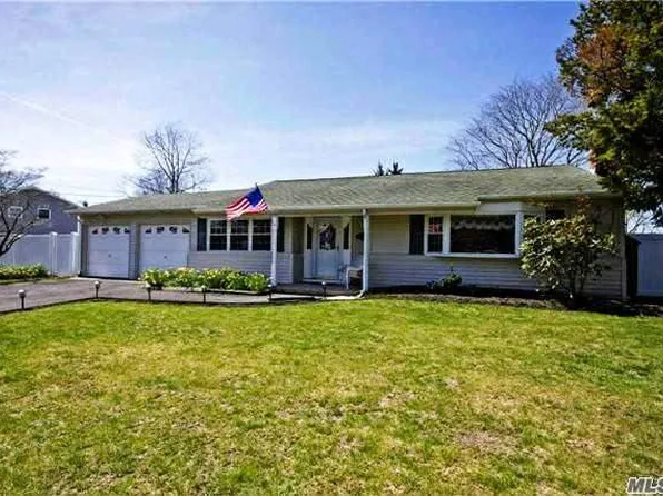 123 Kenwood Dr, Bohemia, NY 11716