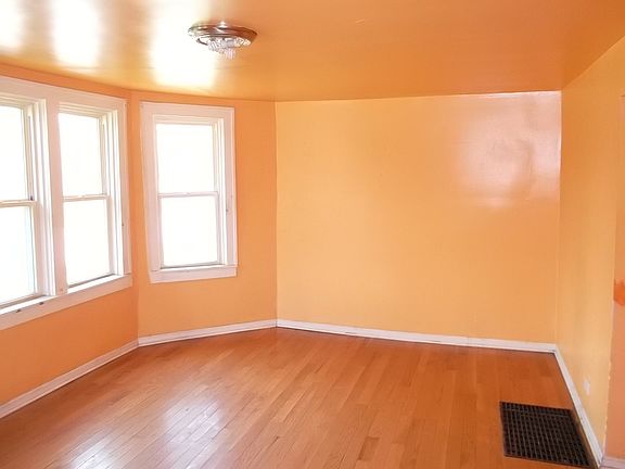 4th image of 9421 S La Salle St
